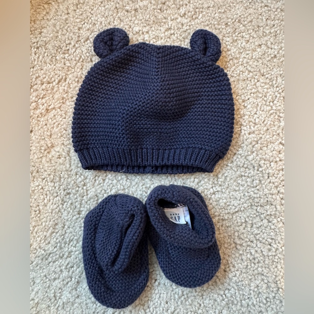 Baby gap hat and booties bundle - Picture 2 of 4